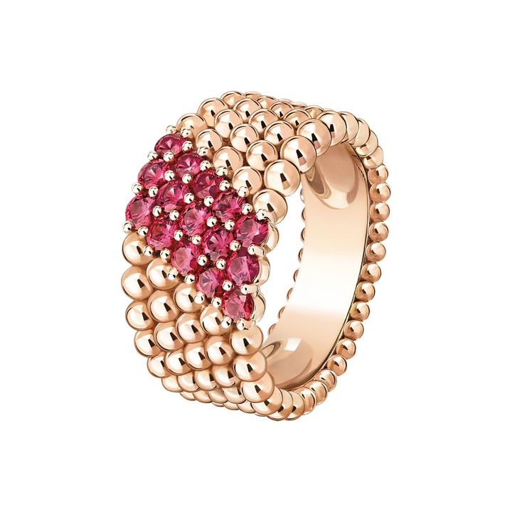 「ペルレ クルール」 リング RG×ルビー ￥2,125,200／VAN CLEEF & ARPELS
