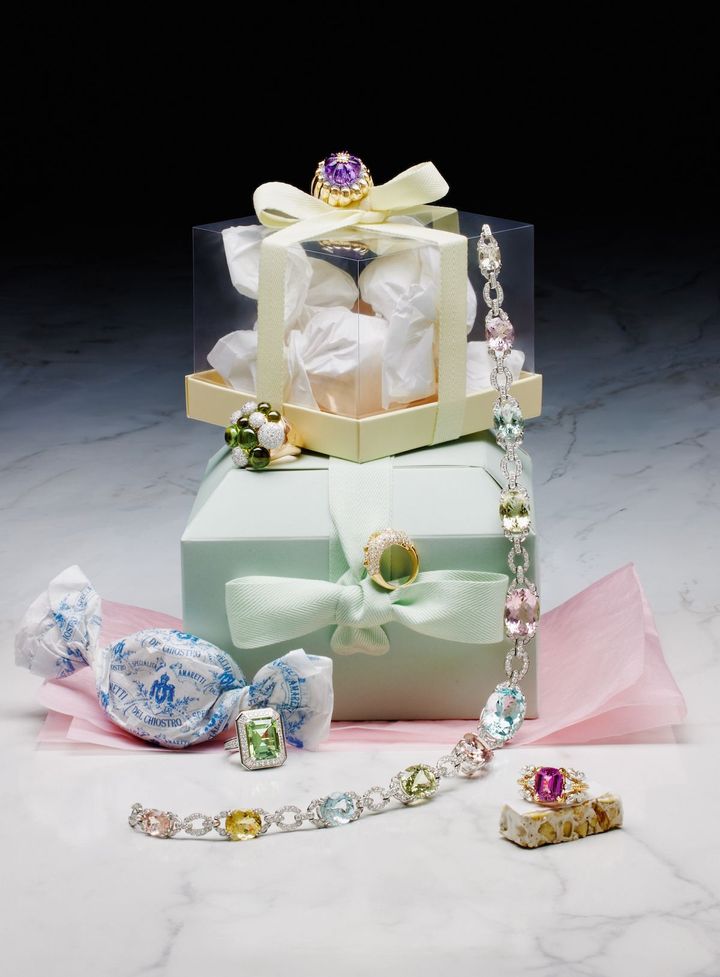 〈左下から時計回りに〉ネックレス WG×アクアマリン×イエローダイヤモンド×ダイヤモンド×モルガナイト／BUCHERER FINE JEWELLERY リング WG×グリーントルマリ ン×ダイヤモンド×ブラックラッカー ￥6,534,000（予定価格）／BOUCHERON リング YG×ダイヤモンド×イエローダイヤモンド 参考商品／DE BEERS JEWELLERS リング RG×ペリドット×ダイヤモンド ￥5,665,000／POMELLATO リング YG×WG×アメジスト×オニキスxダイヤモンド 参考商品／CARTIER リング YG×PT×ピンクサファイア×ダイヤモンド 参考商品／TIFFANY & CO.