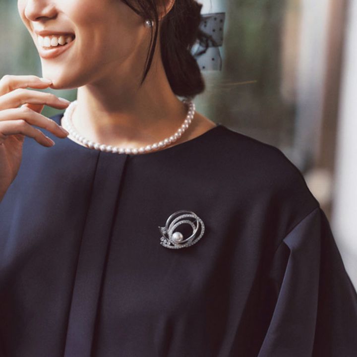 ブローチのコーデ