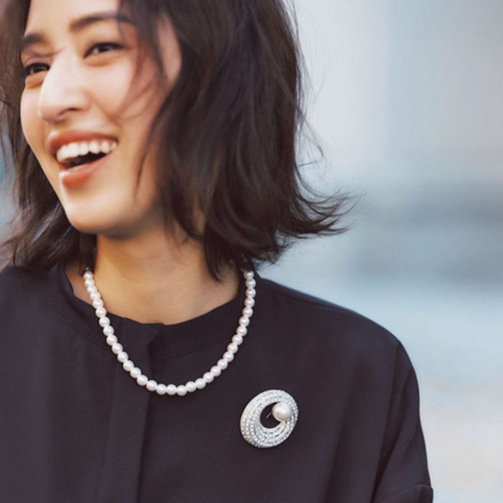 ブローチをつけたコーデ