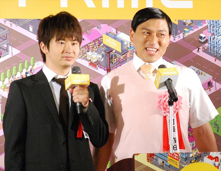 「オードリー」の若林正恭さん（左）と春日俊彰さん（2009年8月撮影、時事通信フォト）