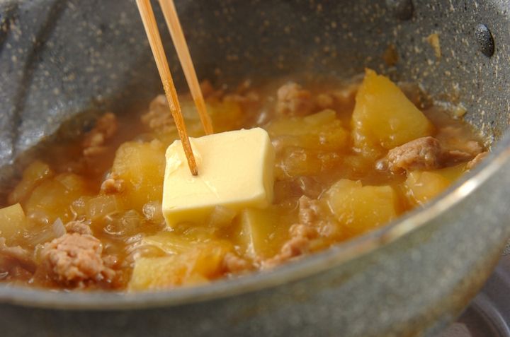 ジャガイモと鶏そぼろのバターしょうゆ煮の作り方3