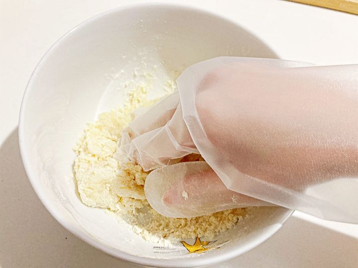 手で生地をまとめているところ