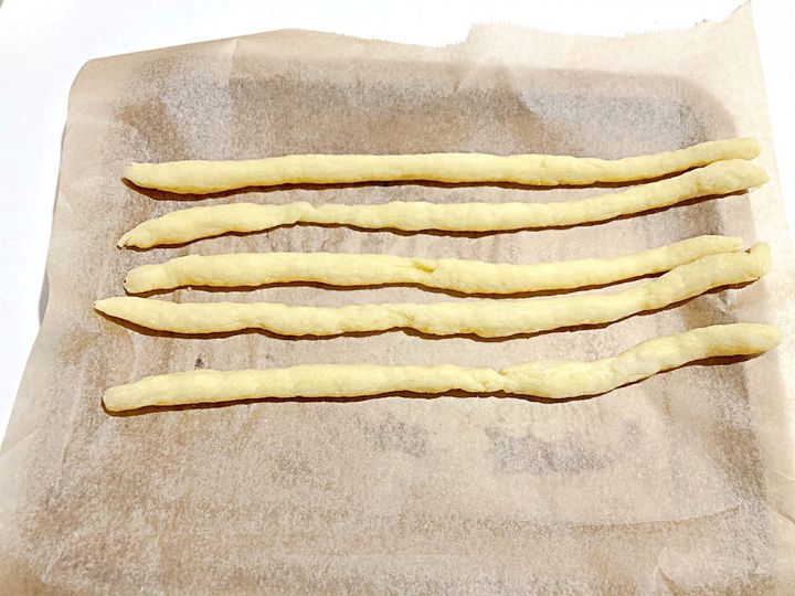 細長く成型したところ