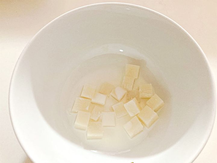 切り餅と牛乳を耐熱容器に入れたところ