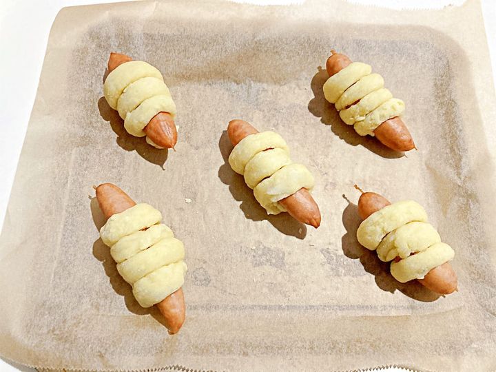 ウインナーに生地を巻き付けたところ