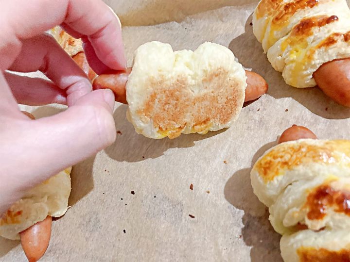 焼いた餅もちウインナーロールの下側