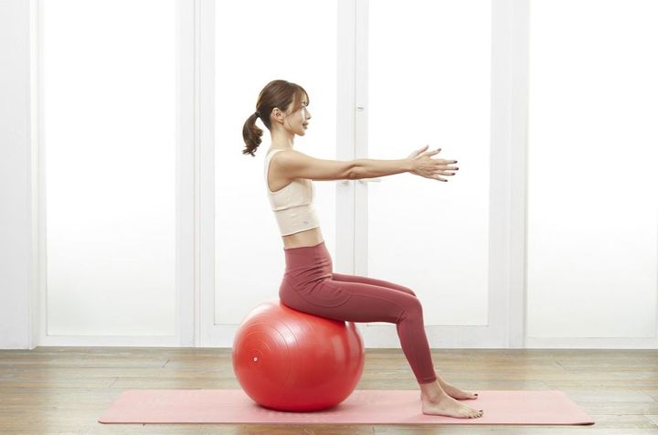 ［巻き肩の修正①］女性に多いのが「巻き肩」。まず、両腕を前方に出して肩の高さまで上げます