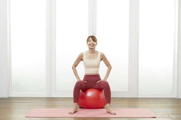 ［基本動作①］跳ぶときは、お尻をボールにグッと押しつけるようイメージしましょう