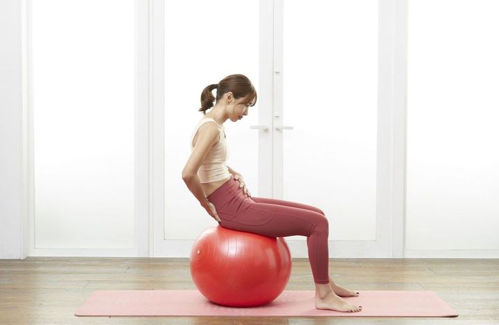 ［姿勢のNG］骨盤が後ろに倒れてしまうと、今度は猫背になって内臓に負担がかかってしまいます