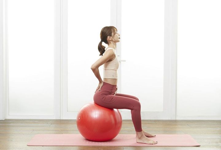 ［姿勢のNG］骨盤が前に倒れてしまうと、反り腰になって腰に大きな負担がかかります