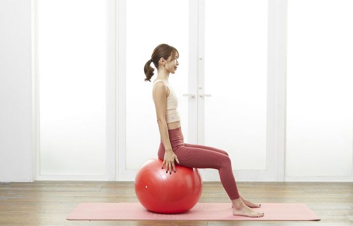 ［巻き肩の修正⑤］肩の力を抜き、体の側面に添えるようにして手を下ろしたら終了！