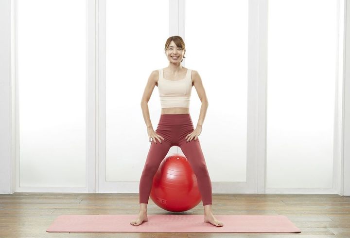 上手に跳べるようになると、写真のようにお尻とボールが離れ、ボールが宙に浮いているような状態にも…