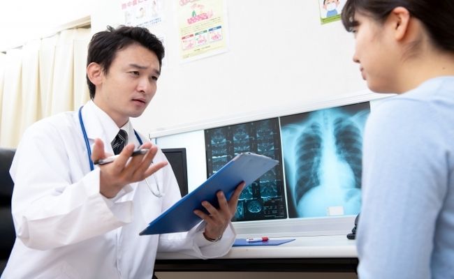 診察をする医師