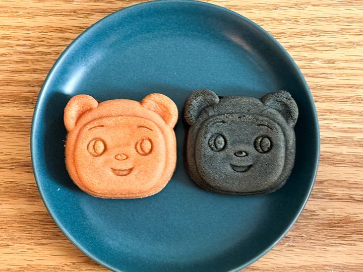 お皿に並んだ「こぐま焼き」と「黒いこぐま焼き きなこ黒みつ」