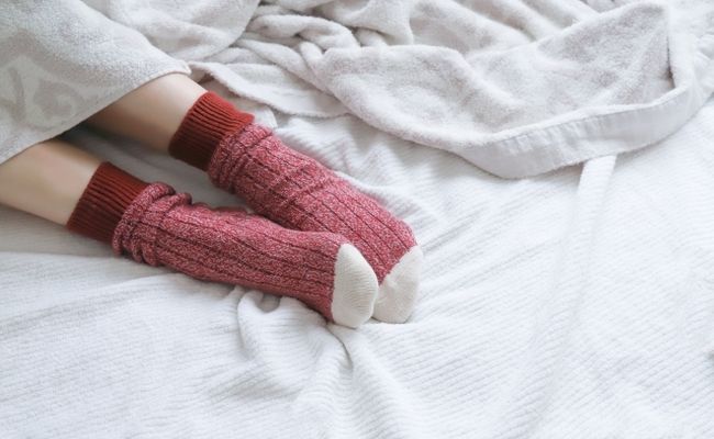 靴下を履いた女性の足元