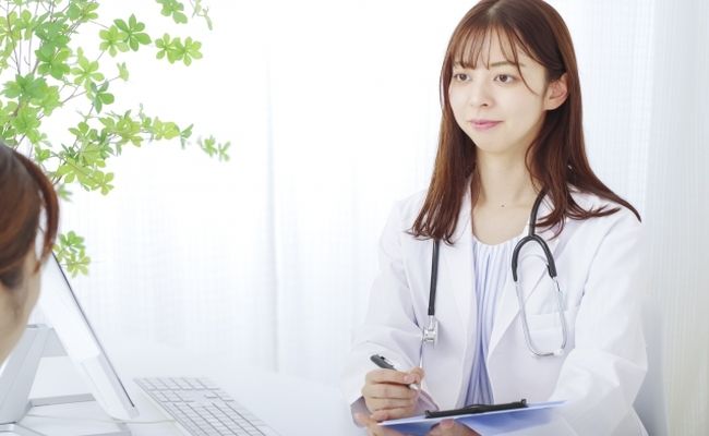 患者の相談を聞く女性医師