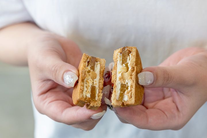 クッキー生地の中に“おいしい”がギュッと詰まって食べ応え◎