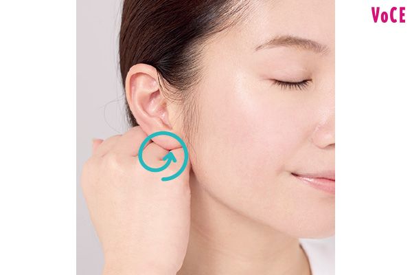 【1】耳の前部分から下、エラが張った部分のすぐうしろにある耳下腺にこぶしを置き、10回回転させる。