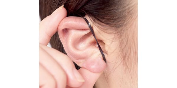 両耳にゴムをかけてスキンケア＆メイク。