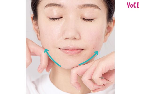 【2】指をカギ形に曲げて、あご先から耳の下に向かってフェイスラインの内側を流すように動かす。