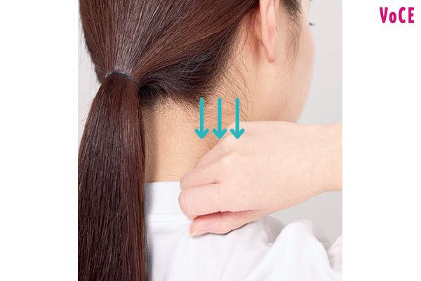 【2】後頭部のでっぱりの下あたりにこぶしを置き、首筋をほぐすように下へなでおろしていく。