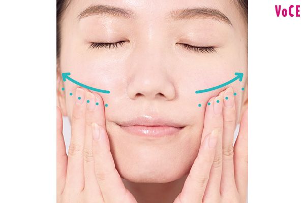 【1】口の横に指先を置いて軽くプッシュ。こすらずに点で圧をかけて、耳の横までプッシュしていく。