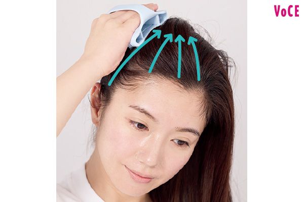 【3】後頭部、前頭部、側頭部から頭頂部の百会（ひゃくえ）に向けてブラッシング。リフト効果大！