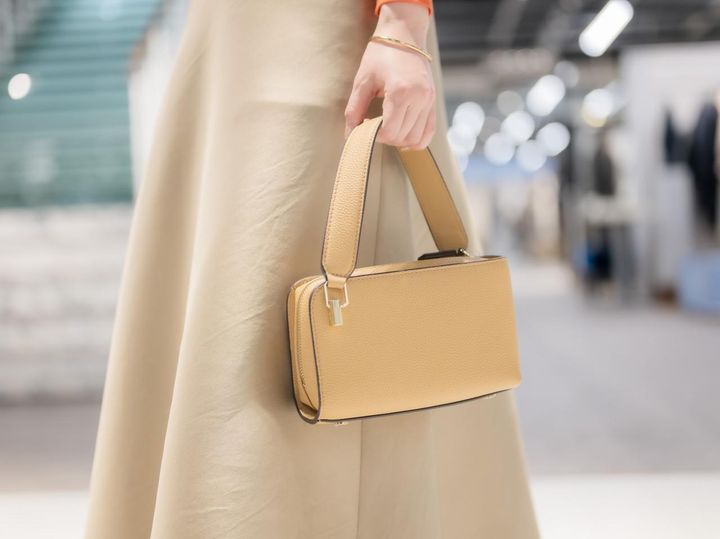 画像: 上品なデザインでパーティスタイルにもフィットするミニバッグ 出典：イエナ
