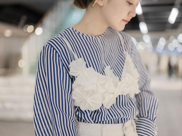 画像: シンプルなTシャツに合わせでも映えるビスチェ 出典：イエナ