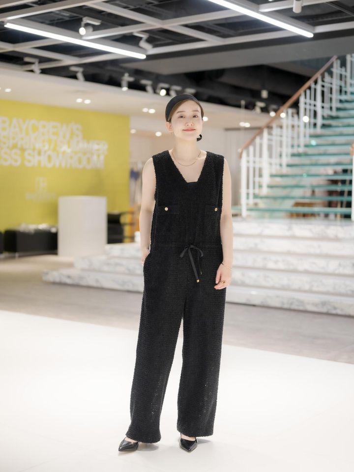 画像: ヘッドアクセ、パンプスも黒で統一し、シックなスタイリングに 出典：イエナ