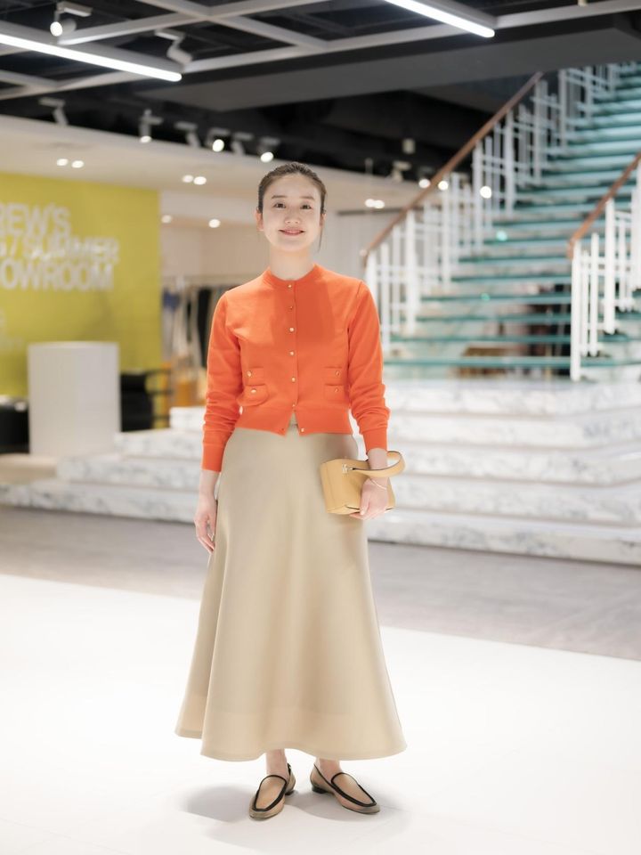 画像: カーディガン￥18,700、スカート￥25,300ともに【イエナ】 バッグ￥42,900【プンティ】 シューズ￥69,300【ブレンテッラ】その他／本人私物 出典：イエナ