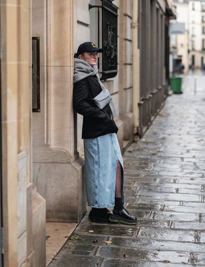 ストール、メガネ、ヘッドフォン…小物使いでグッとおしゃれに！【パリジェンヌの一週間コーデ】