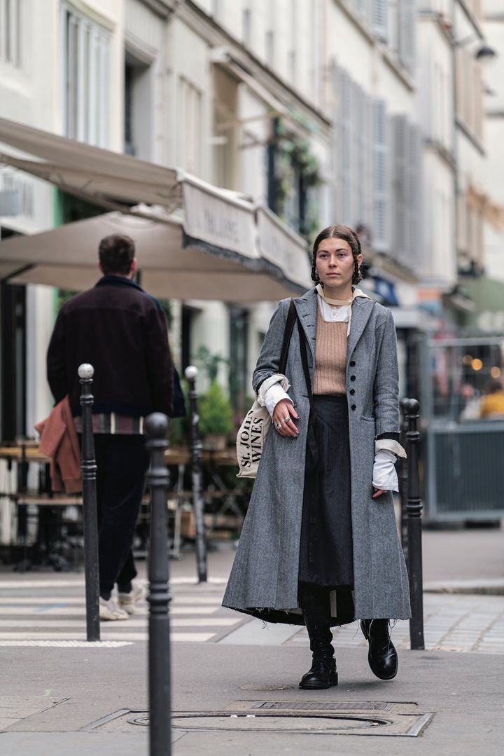 ストール、メガネ、ヘッドフォン…小物使いでグッとおしゃれに！【パリジェンヌの一週間コーデ】