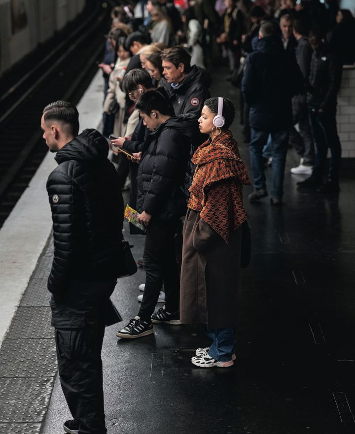 ストール、メガネ、ヘッドフォン…小物使いでグッとおしゃれに！【パリジェンヌの一週間コーデ】