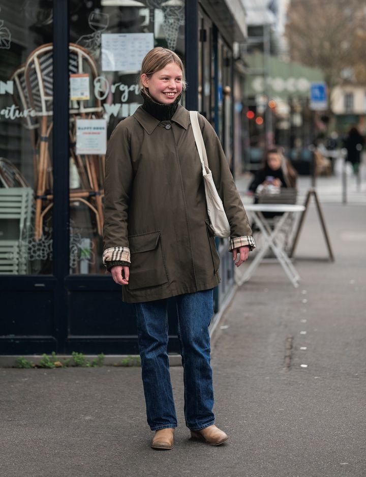 ストール、メガネ、ヘッドフォン…小物使いでグッとおしゃれに！【パリジェンヌの一週間コーデ】