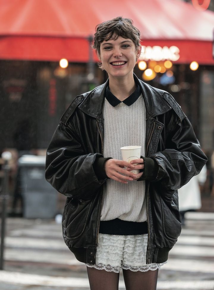 ストール、メガネ、ヘッドフォン…小物使いでグッとおしゃれに！【パリジェンヌの一週間コーデ】