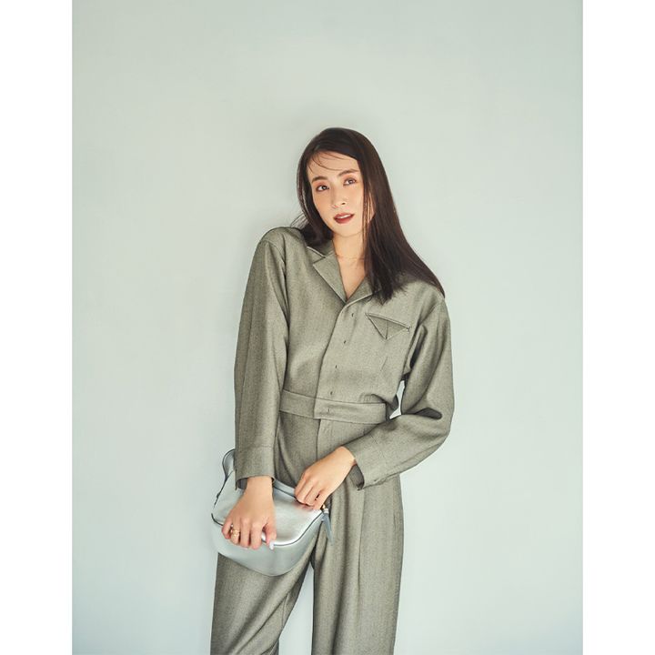 シャツ型ジャンプスーツは一枚で着ても洒落見え抜群