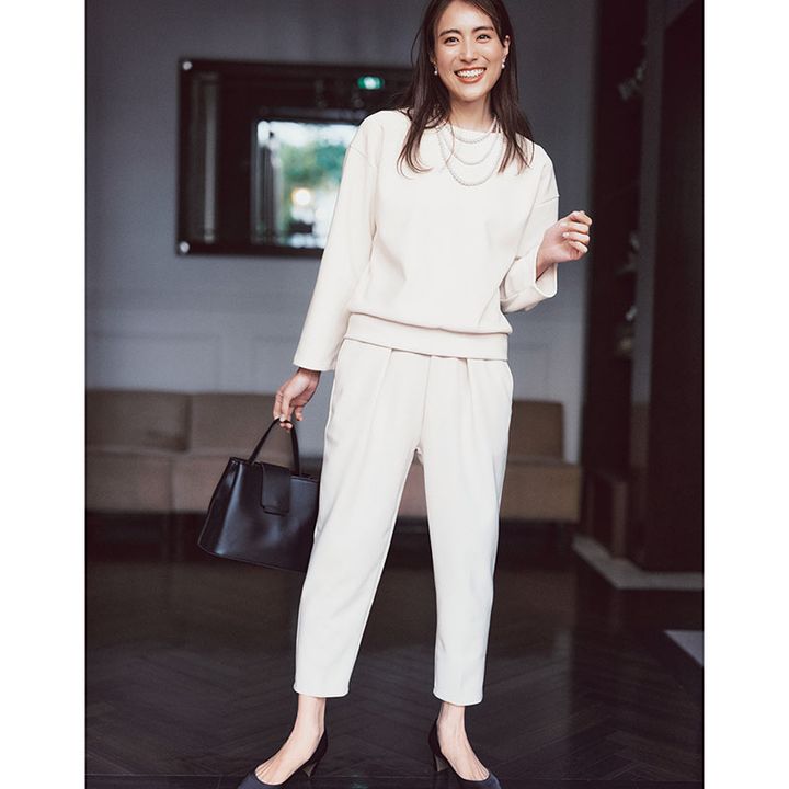 シンプルで着心地の良いパンツのセットアップ