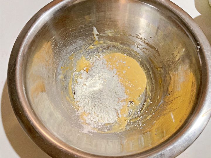 薄力粉を入れる