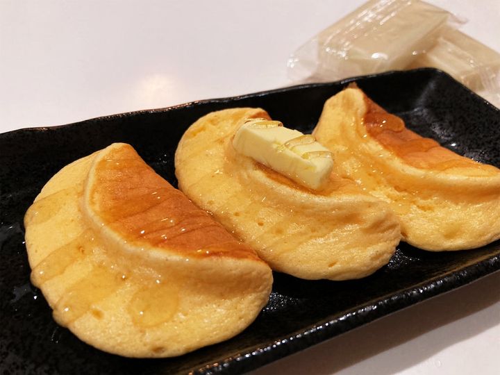 トッピングした餅のミニパンケーキ