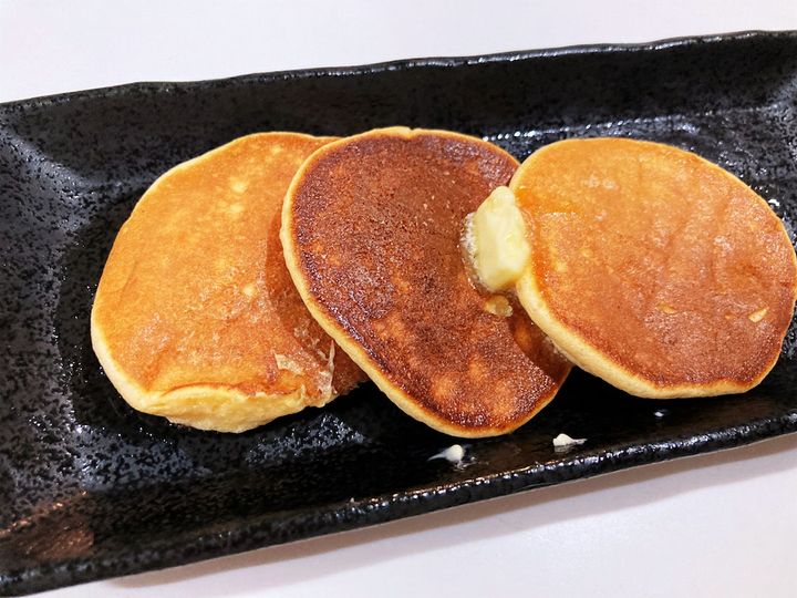 丸く焼いた餅のミニパンケーキ