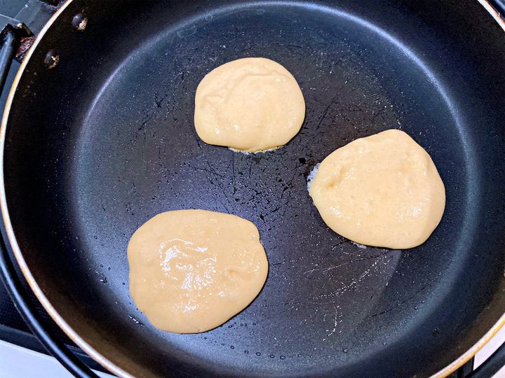 餅のミニパンケーキを焼く