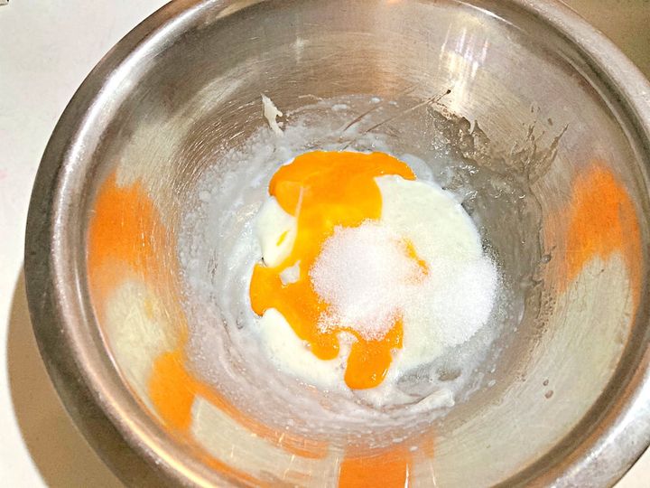 卵黄とグラニュー糖を混ぜる