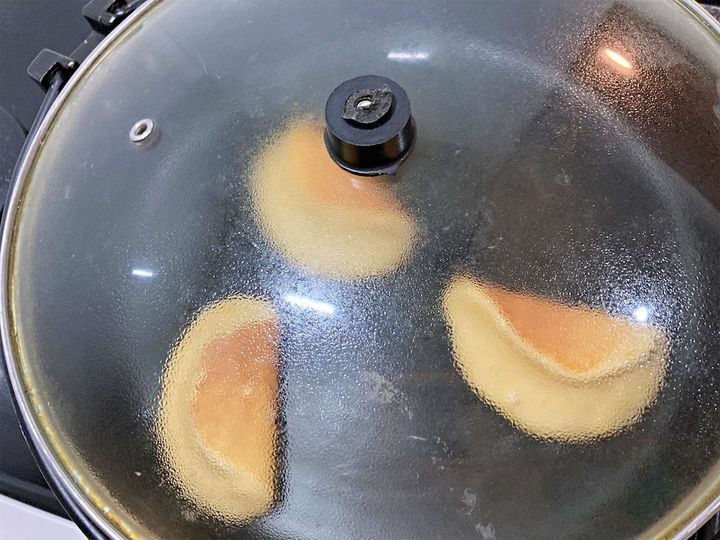 フタをして蒸し焼きにする