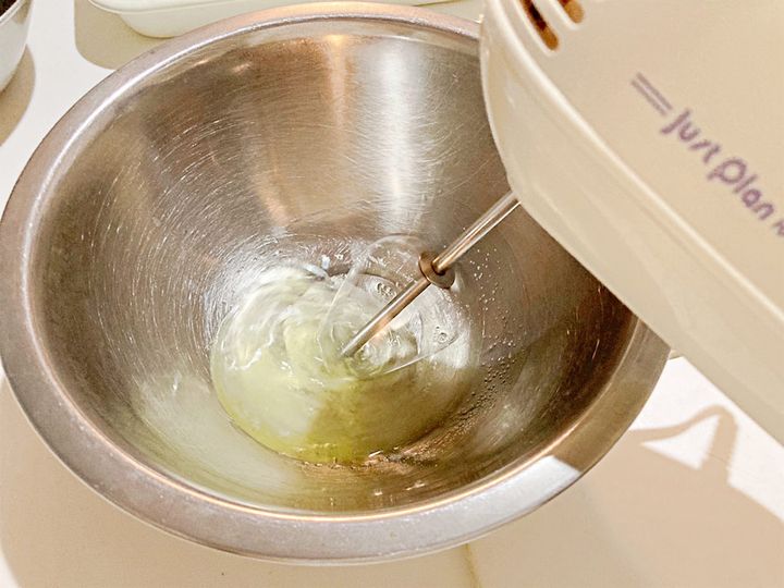 卵白を泡立てる