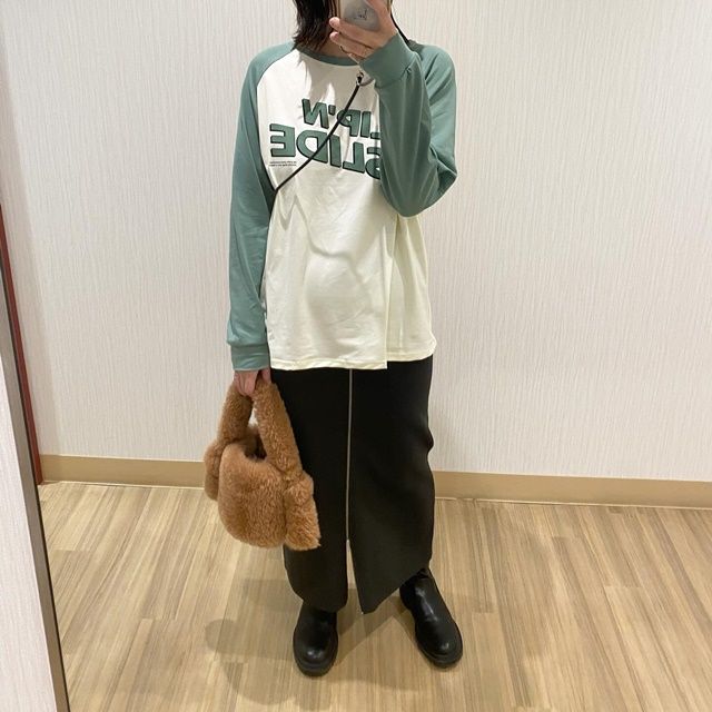 GU×rokhのブラウンの「ファーリーバッグ」を使ったコーディネート