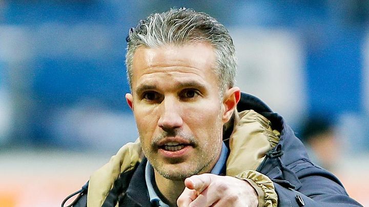 前代未聞！？ファンペルシー監督、敵チームを『12人』でプレーさせた審判に憤慨「考えられない」