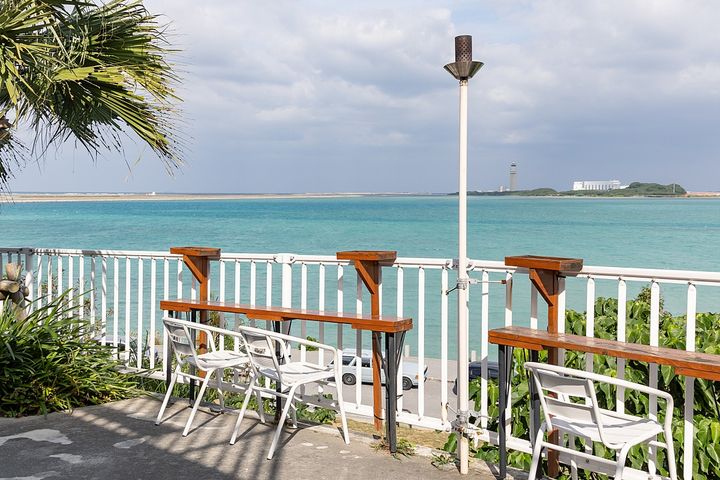 テラス席は海が一望できる