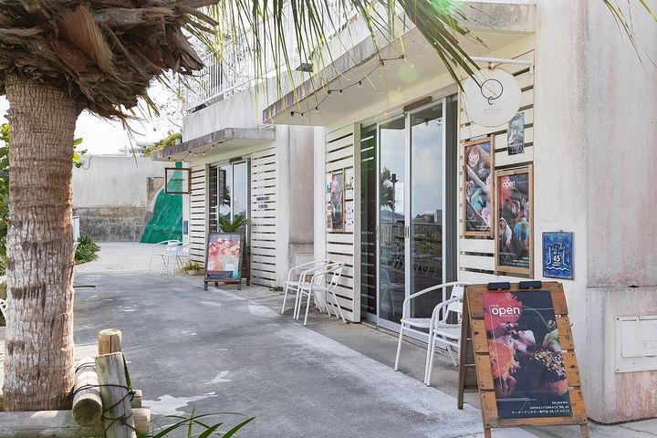  瀬長島ウミカジテラス内にお店を構えるサーターアンダギー専門店